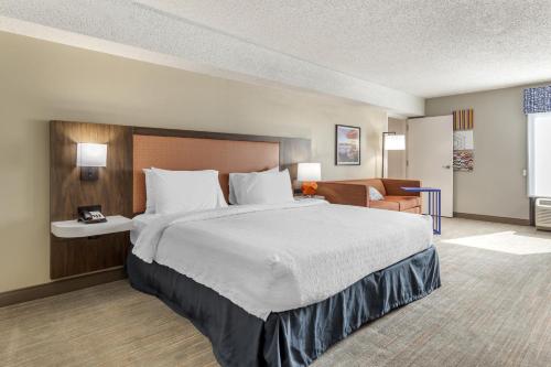 a hotel room with a large bed and a couch at Hampton Inn New Bern in New Bern