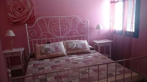 - une chambre avec un lit, deux tables et une fenêtre dans l'établissement LUXURY VILLA Ocean Views, à Candelaria