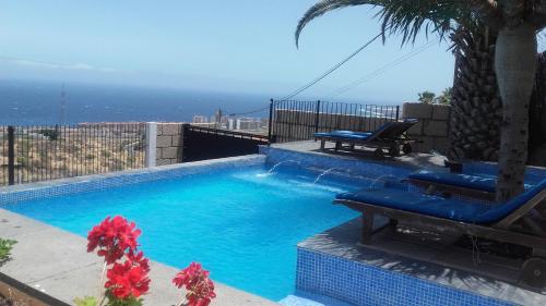 - une piscine avec vue sur l'océan dans l'établissement LUXURY VILLA Ocean Views, à Candelaria