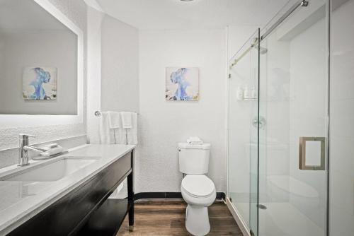 Koupelna v ubytování La Quinta by Wyndham Miami Airport West