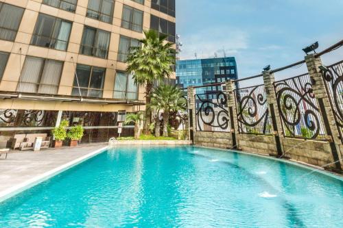 Πισίνα στο ή κοντά στο Wyndham Surabaya