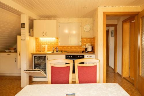 een keuken met witte kasten en een kookplaat oven bij Ferienhof Laibold-Evers in Hofbieber