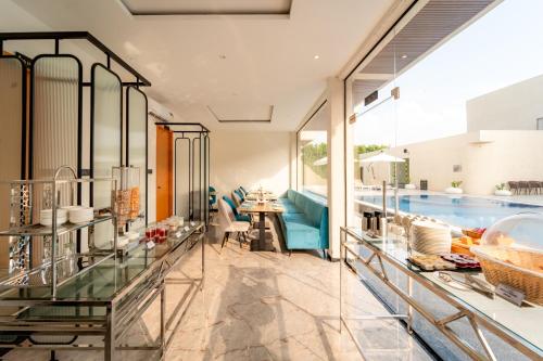 een woonkamer met een pooltafel en een glazen tafel bij Playotel Resort Indore in Indore