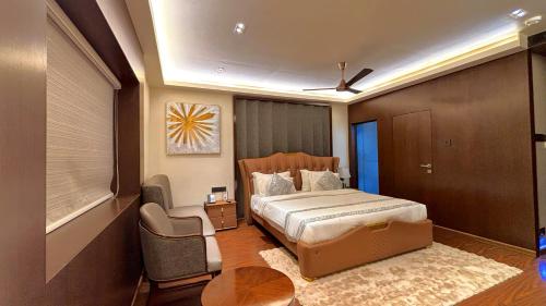 Cama o camas de una habitación en The Long D Hotel Surat Airport Rd