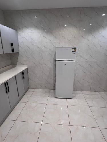 Kuchyň nebo kuchyňský kout v ubytování شقة بغرفتين نوم وصالة بدخول ذكي