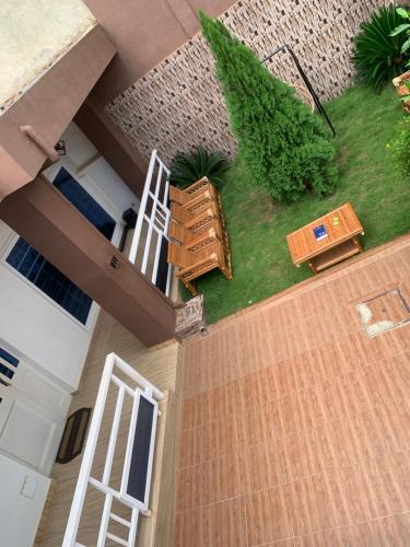 een uitzicht op een huis met een veranda en een patio bij Villa une chambre in Porto-Novo