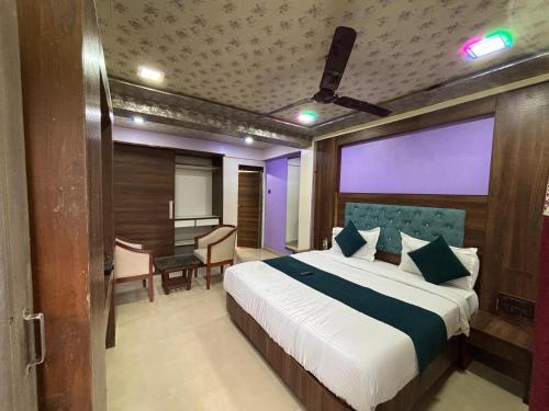 Ένα ή περισσότερα κρεβάτια σε δωμάτιο στο Hotel Sai Niwas