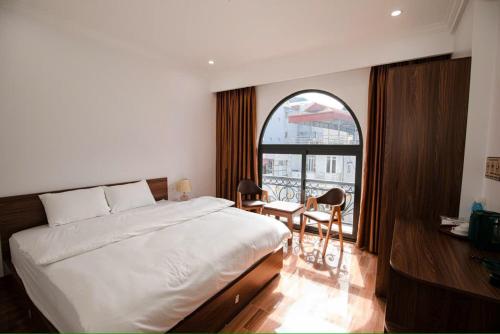 a bedroom with a large bed and a large window at Thanh Phương Hotel 2 Hà Giang in Mèo Vạc