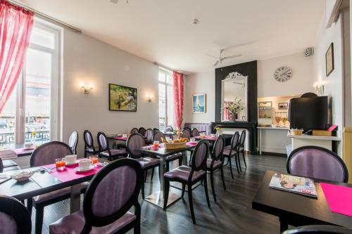 a dining room with tables and chairs in a restaurant at Citotel Le Regina Bordeaux Gare Saint-Jean in Bordeaux