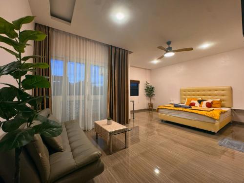 Ένα ή περισσότερα κρεβάτια σε δωμάτιο στο Billiards And Karaoke, Free Pickup