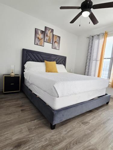 a bedroom with a large bed and a ceiling fan at Frisco Vibes With Pool Gym and Elegant 1BR Apart in Frisco