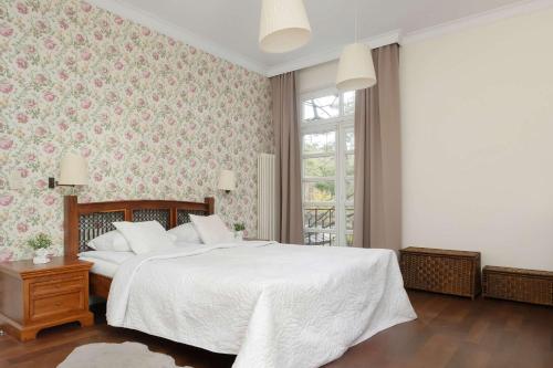 Ένα ή περισσότερα κρεβάτια σε δωμάτιο στο Luxury Villa with Home Cinema and Sauna & Jacuzzi by Renters Prestige