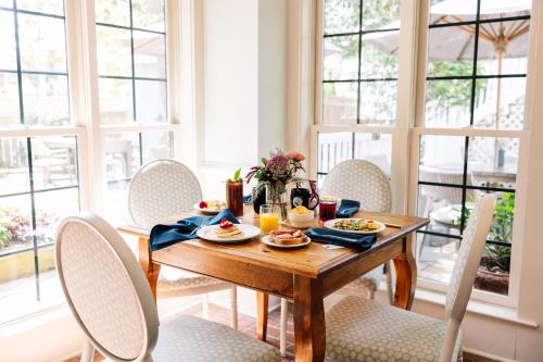 Jídlo v penzionu – hostince nebo okolí