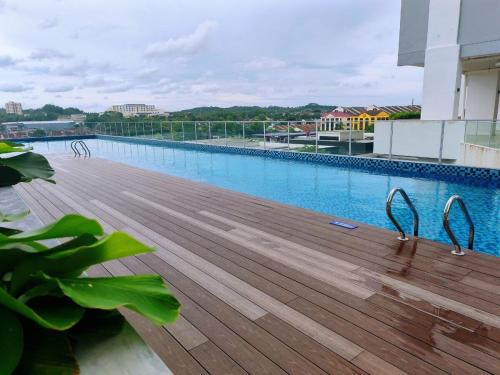 ein großes Schwimmbad auf dem Dach eines Gebäudes in der Unterkunft 2-5pax Panda Homestay Midas Seri Alam TVGame Senibong in Masai