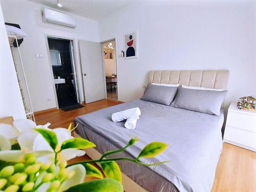ein Schlafzimmer mit einem Bett und einem Handtuch darauf in der Unterkunft 2-5pax Panda Homestay Midas Seri Alam TVGame Senibong in Masai