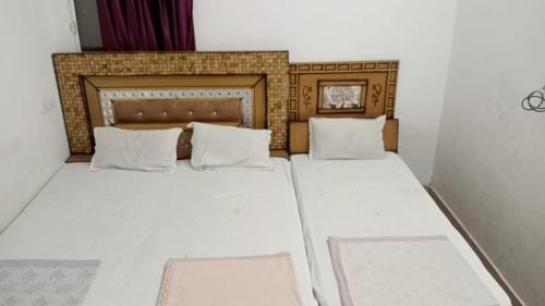 Postel nebo postele na pokoji v ubytování Vrinda Premium Hotal Near by Prem Mandir