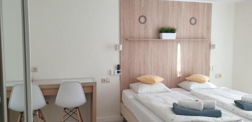 Ένα ή περισσότερα κρεβάτια σε δωμάτιο στο Pokoje Sandra I