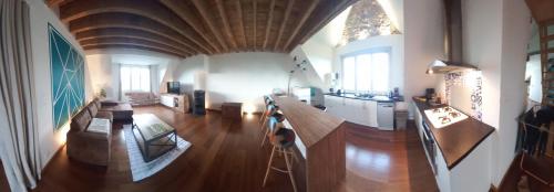 eine Küche und ein Wohnzimmer mit Holzdecke in der Unterkunft la clef des champs in Audinghen