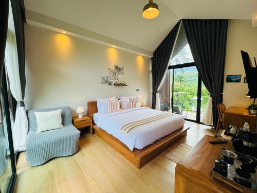 Postel nebo postele na pokoji v ubytování The Proud Resort Riverside Cafe Sapan-nan