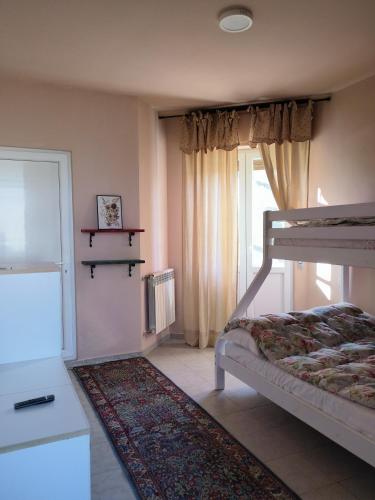 ein Schlafzimmer mit zwei Etagenbetten und einem Fenster in der Unterkunft incisa77 in Sannazzaro deʼ Burgondi