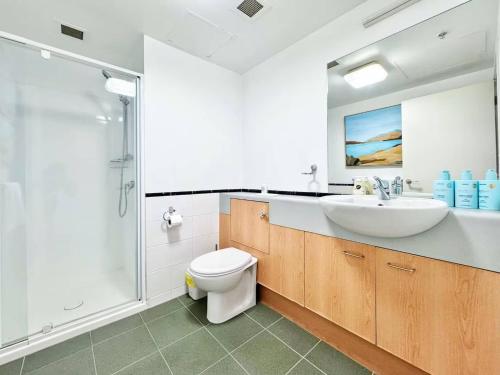 Un baño con lavabo, inodoro y ducha. en Prime CBD Location- Walk to Spark Area & Queen St, en Auckland