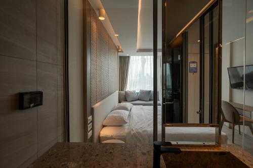 a hotel room with a bed and a mirror at Bluphere Residence by Prop Hopper in Na Jomtien