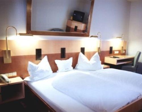 Postel nebo postele na pokoji v ubytování Hotel Dietmayr