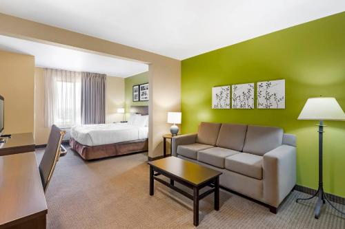 En eller flere senge i et værelse på Sleep Inn & Suites Redmond