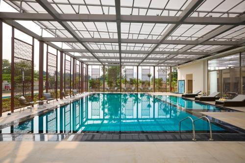 Bazén v ubytování Vivanta Ekta Nagar nebo v jeho okolí