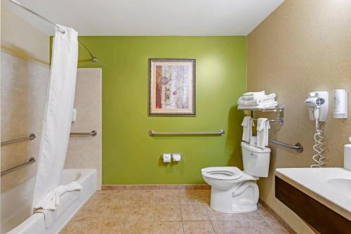 Et badeværelse på Sleep Inn & Suites Redmond