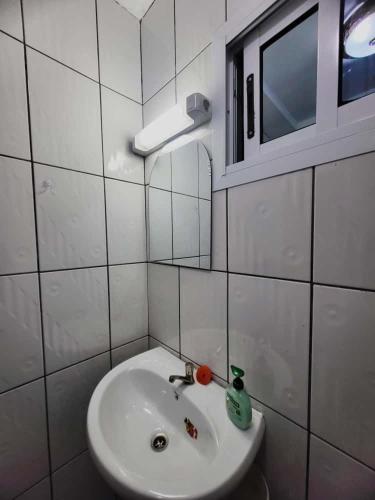 Ένα μπάνιο στο Studio entièrement meublé à Douala Yassa