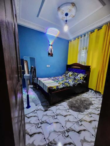 Ένα ή περισσότερα κρεβάτια σε δωμάτιο στο Studio entièrement meublé à Douala Yassa