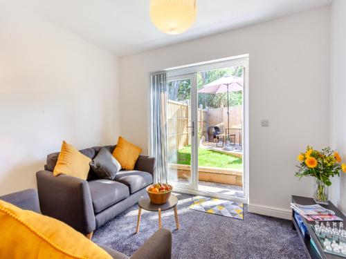 een woonkamer met een bank en een tafel bij Willow House in Worle