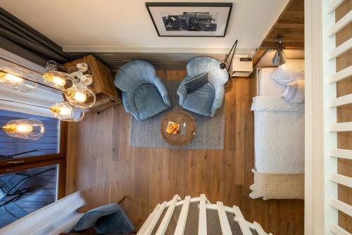 ErmatingenLILIENBERG的木墙和桌椅的房间