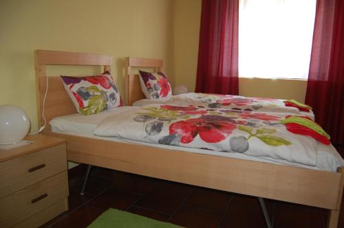 Un dormitorio con una cama con flores. en Andron, en Solkan