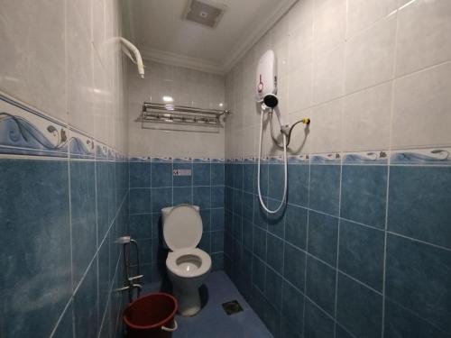 莎阿南KristaI Inn Hotel Shah Alam的带马桶和淋浴的浴室
