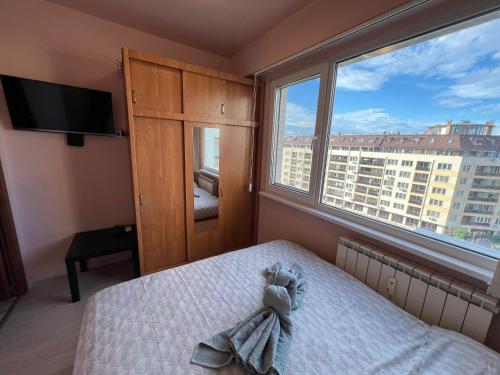 Ένα ή περισσότερα κρεβάτια σε δωμάτιο στο Lima 2BDR cozy Apt near Business Park w Work Desk