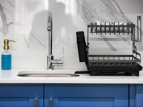 een aanrecht met een spoelbak en een gootsteen bij La Dolce Vita Gordon’s Bay in Gordonsbaai