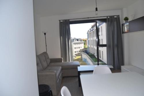 een woonkamer met een bank en een raam bij Precioso apartamento con garaje en Ares in Ares