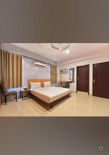 ein großes Schlafzimmer mit Bett und Schreibtisch in der Unterkunft Hotel me-casa inn in Jaipur