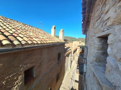 a view of an alley between two buildings at Casa medieval Cal Moliner in Omells de Nagaya