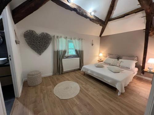 Ένα ή περισσότερα κρεβάτια σε δωμάτιο στο Le Gîte de Rabanéou