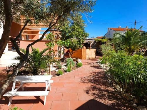 Paradise for children, Family apartment Oros Medulin, with a pool, gl