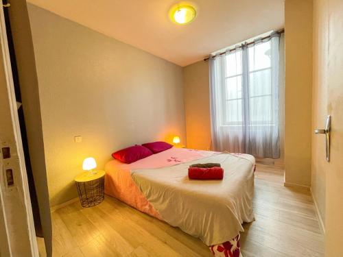 Ένα ή περισσότερα κρεβάτια σε δωμάτιο στο Le petit Carnot WIFI centre-ville