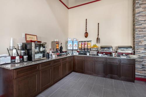Kuchyň nebo kuchyňský kout v ubytování Clarion Inn Falls Church-Arlington