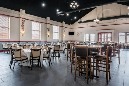 a dining room with tables and chairs in it at Clarion Inn Falls Church-Arlington in Falls Church