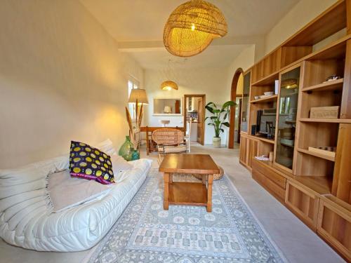 a living room with a couch and a table at Villetta Tonfano in Marina di Pietrasanta