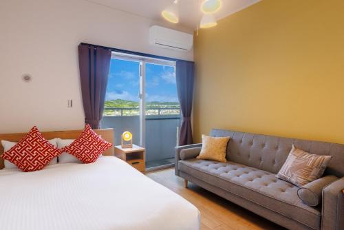 Ένα ή περισσότερα κρεβάτια σε δωμάτιο στο Up to 16 people BBQ with ocean view! Spacious 11th floor private parking lot with Japanese-style room for 4 cars Ryukyu tower 11F