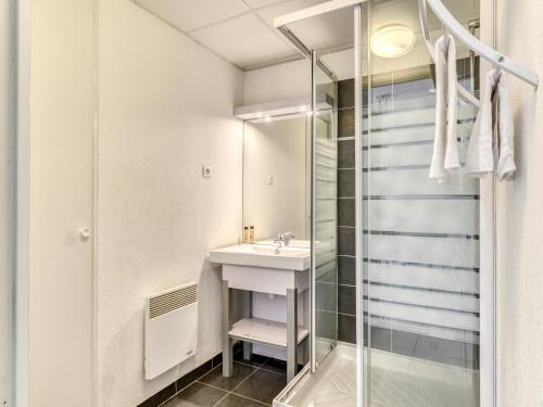 een badkamer met wastafel en douche bij Vacancéole - Résidence Cap Camargue in Le Grau-du-Roi