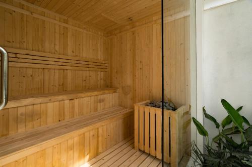eine Holzsauna mit einer Bank in einem Zimmer in der Unterkunft Waves Bingin Luxury Apartments - Uluwatu by Yolla Hospitality in Bingin Beach